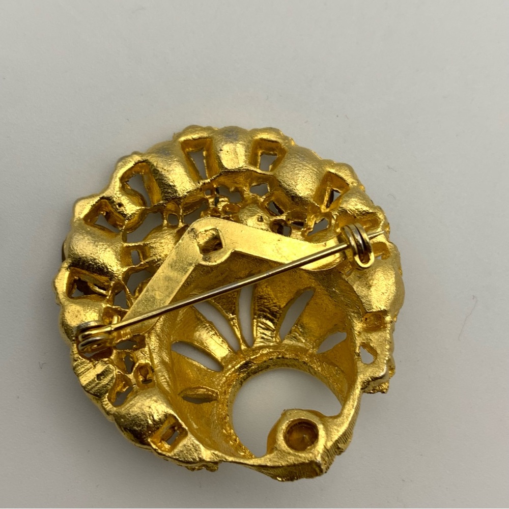 Vintage unsigned BSK Gold tone and clear rhinestone brooch - Picture 4 of 5
